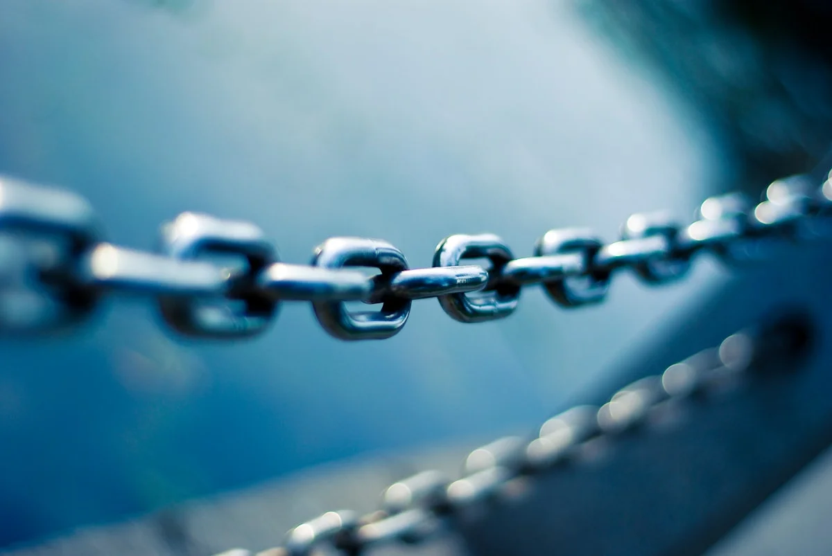 Illustration de l'article : Supply chain attacks : ce que Trivy, XZ et SolarWinds changent pour vos déploiements